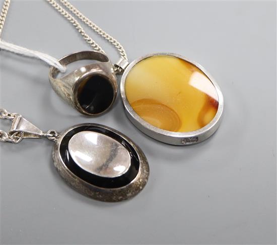 A modern silver and agate set pendant necklace, a Mexican 925 pendant and a silver and hardstone? ring.